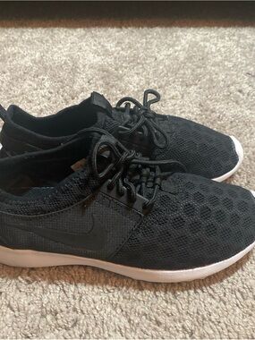 Nike Juvenate low top Black Athletic Sneakers with White Soles size 5